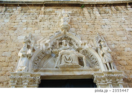 世界遺産ドブロブニクのフランシスコ会修道院のピエタ像 2355447