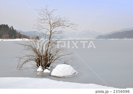 余呉湖冬景色の写真素材