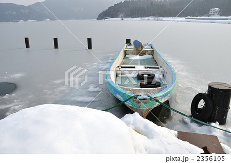 冬の余呉湖湖畔 2356105