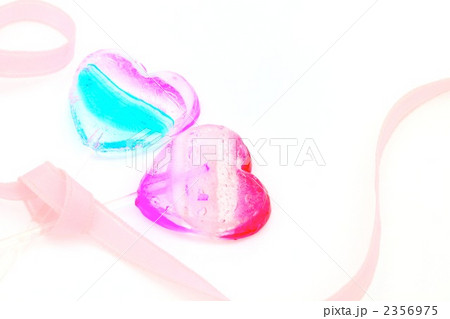 ハート形のキャンディとピンクのリボン 2356975