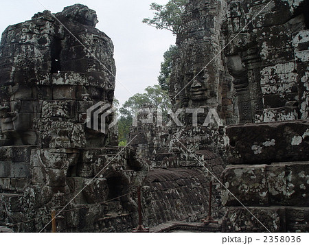 アンコール・トムの「バイヨン寺院」（アンコール遺跡群~シェムリアップ／カンボジア） 2358036