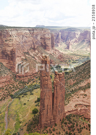 スパイダーロック、キャニオンデシェイ国定公園、アリゾナ州 スパイダーロック、キャニオンデシェイ国定公園、アリゾナ州 2358938