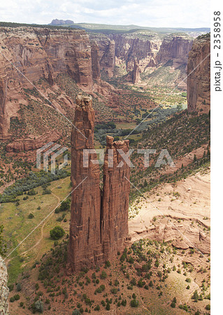 スパイダーロック、キャニオンデシェイ国定公園、アリゾナ州 2358958