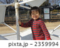 遊具で笑顔 2359994