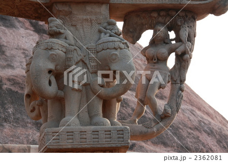 サーンチーの仏教建造物の第1仏塔北塔門のヤクシニー像 サーンチーの仏教建造物の第1仏塔北塔門のヤクシニー像 2362081