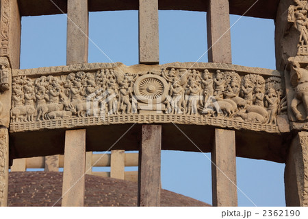 サーンチーの仏教建造物 西塔門梁の初転法輪彫刻 サーンチーの仏教建造物 西塔門梁の初転法輪彫刻 2362190
