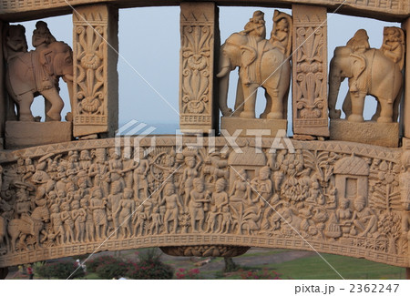 サーンチーの仏教建造物　第１仏塔北塔門梁下段背面彫刻 2362247