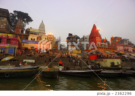ヴァラナシーのガンジス河のガート風景 2362296