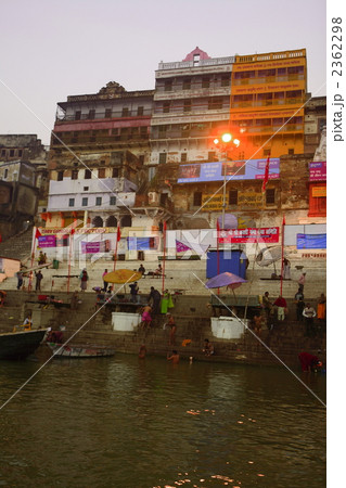 ヴァラナシーのガンジス河のガート風景 2362298