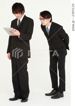 iPadを見るビジネスマン 2364110
