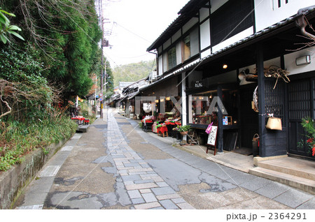 嵯峨鳥居本の土産物軒先 2364291
