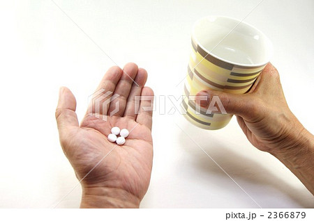 薬を飲むシニアの手 2366879