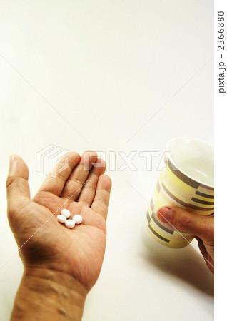 薬を飲むシニアの手 薬を飲むシニアの手 2366880