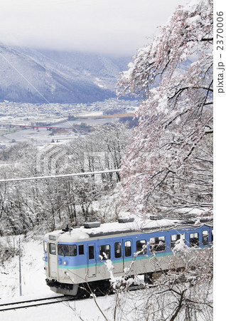 桜と雪と電車 2370006