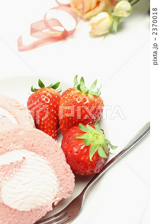 苺とロールケーキ 苺とロールケーキ 2370018