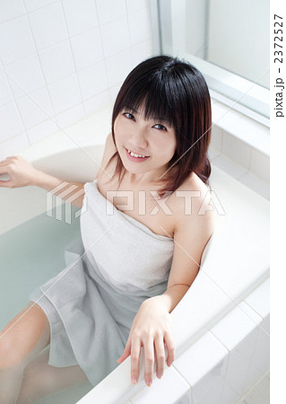入浴する女性 入浴する女性 2372527