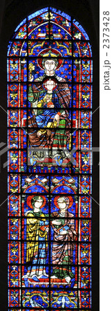 シャルトル大聖堂後陣のステンドグラス、聖母子像の写真素材 [2373428