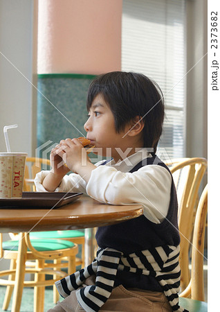 バーガーを齧る子供 バーガーを齧る子供 2373682