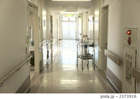 病院 廊下の写真素材