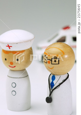 医師と看護師と救急車 2375645