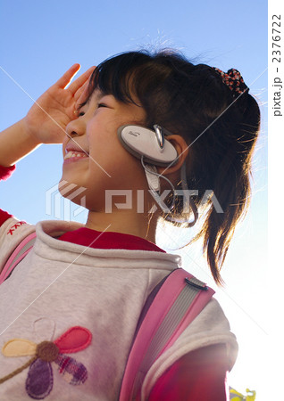 ウォーキングスタイルの女の子 2376722