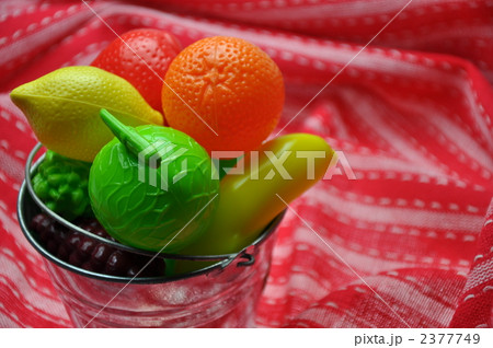 ステッチバックのバケツとおもちゃの果物 ステッチバックのバケツとおもちゃの果物 2377749