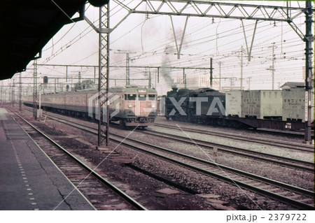 鶴見駅で電車と蒸気機関車の出会い 鶴見駅で電車と蒸気機関車の出会い 2379722