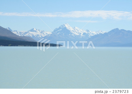 ニュージランド、プカキ湖よりマウントクックを望む 2379723