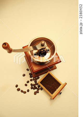 コーヒーミルと豆 2380452