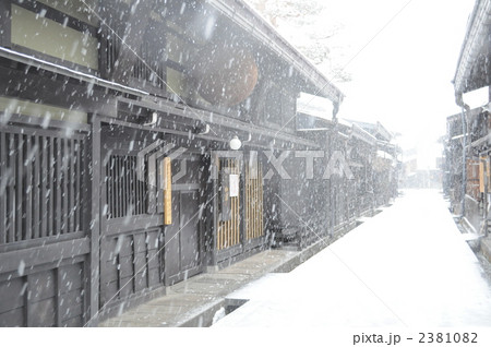 古い町並みの雪景色 2381082