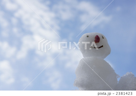 青空の下の雪だるま 2381423