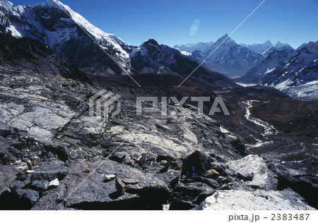 ネパール　チョラパス東側からのアマダブラム遠望 2383487