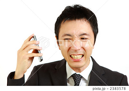 電話の相手に怒鳴りつけられるビジネスマン 電話の相手に怒鳴りつけられるビジネスマン 2383578