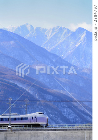 雪山と特急スーパーあずさ 2384797