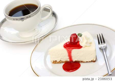レアチーズケーキとコーヒー 2386053