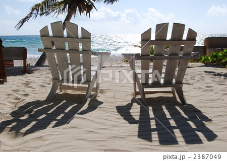 【メキシコ】カリブ海の町トゥルム・砂浜からカリブ海を眺めるイス 2387049