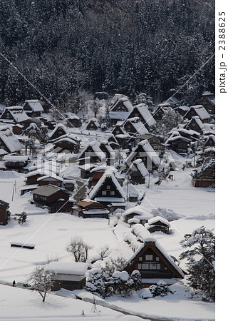 世界遺産白川村合掌集落の雪景色 2388625