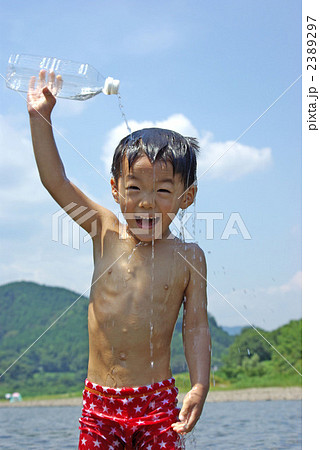 水浴び 男の子 子供の写真素材