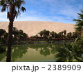ペルーのワカチナ湖 2389909