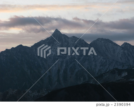 朝焼け空の槍ヶ岳 2390394
