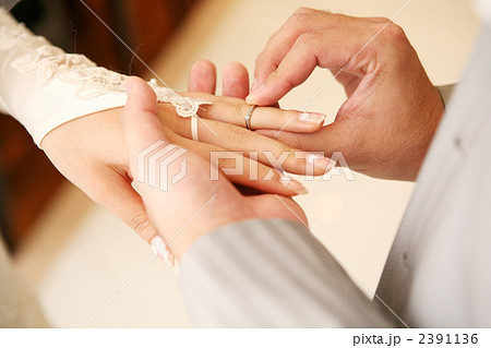 指輪交換（新郎から新婦へ） 2391136