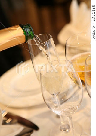 ワインをそそぐ 2391139