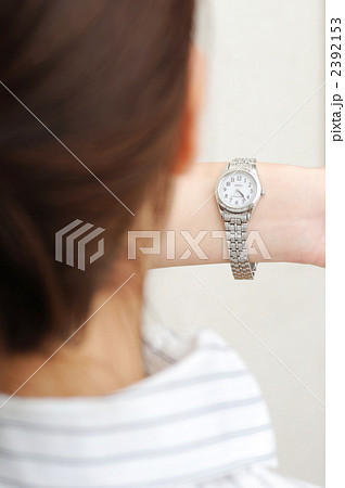 時計を見る女性 2392153