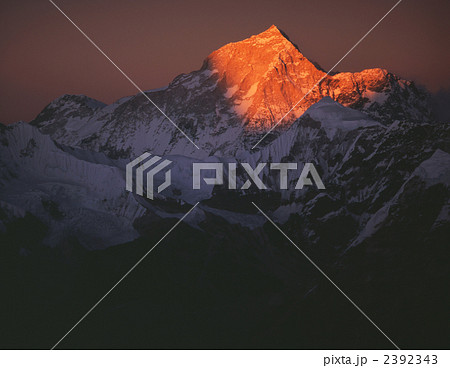 赤く染まるマカルー峰（8463m）　日没直前のメラピークハイキャンプより 2392343