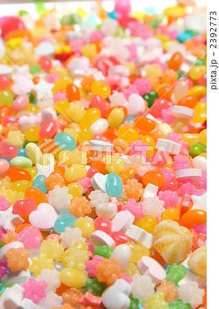 ジェリービーンズとラムネ菓子の写真素材 ジェリービーンズとラムネ菓子の写真素材