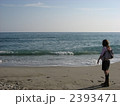 女性と砂浜 2393471