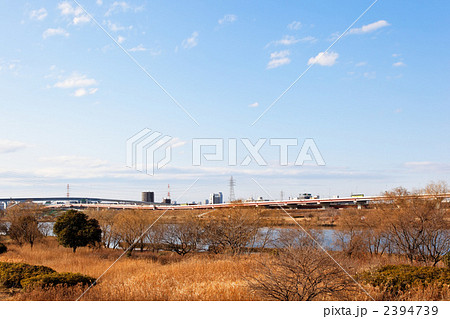 荒川の川原と高速道路と青空 2394739