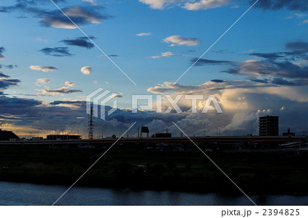 荒川沿いの高速道路と夕日 2394825