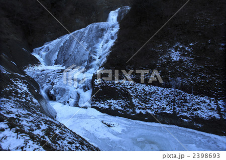 氷瀑　袋田の滝と滝川　吊橋付近から望む 2398693