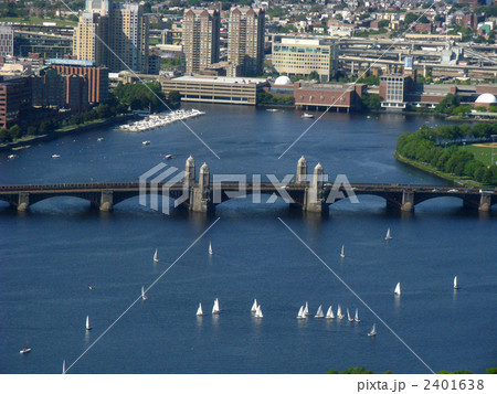 チャールズ川とロングフェロー橋 ボストン マサチューセッツ州の写真素材